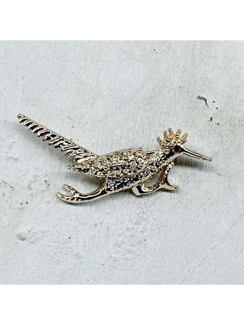 862mc. Goldtone Roadrunner Brooch Preloved